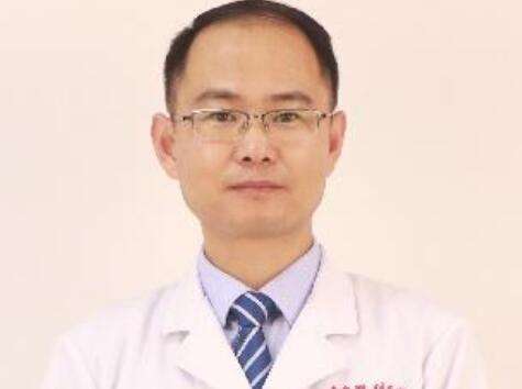 青岛眼科医院吴晓明做飞秒手术吗？是中华医学会白内障学组的委员插图