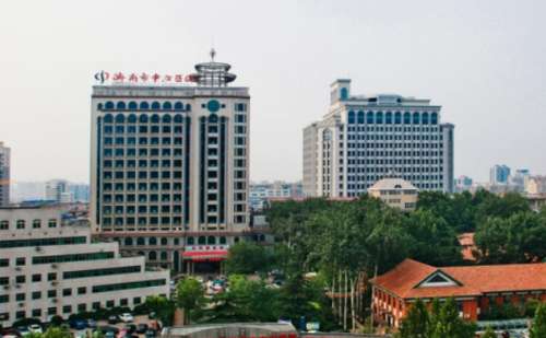 济南市中心医院郭苓玲面部下垂整形手术价格一览表?技术特点_价格一览表