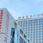 朱飞医生隆胸评价咋样？公立主任医师人气稳，网友反馈：学术扎实，操作规范！